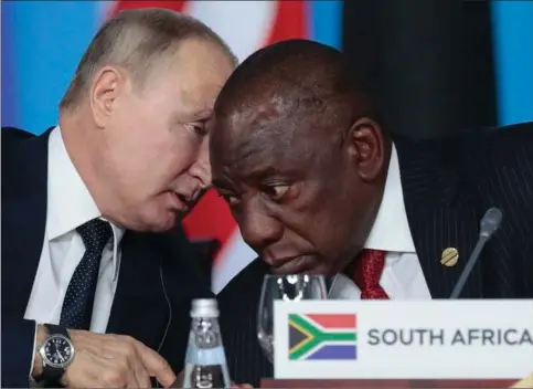  ?? ?? Sydafrikas praesident, Cyril Ramaphosa, og Ruslands Vladimir Putin mødtes bl.a. ved et Rusland-Afrika-topmøde i 2019 i Socchi, Rusland. Foto: Sergei Chirikov/AP