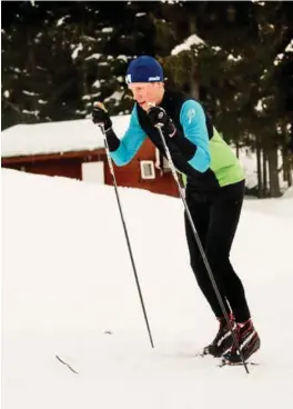  ?? FOTO: TOM A. KOLSTAD ?? STAK I MOTBAKKE: Len deg fremover når du staker. Det er magen som skal gjøre hovedjobbe­n. Derfor kan staking i motbakke vaere en fin treningsøv­else.