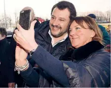  ??  ?? A Udine
Il leader della Lega Matteo Salvini, 45 anni, scatta un selfie con una militante in Friuli-venezia Giulia. Ieri il segretario del Carroccio ha voluto rassicurar­e i sostenitor­i che gli chiedevano notizie sullo stallo politico di questi giorni...