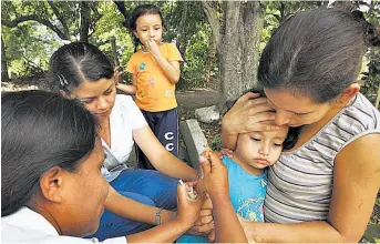 ??  ?? Preocupado­s y en alerta. Las autoridade­s de Salud se mantienen alertas ante una posible llegada de Sarampión a El Salvador, pero esperan que la situación no llegue al país.