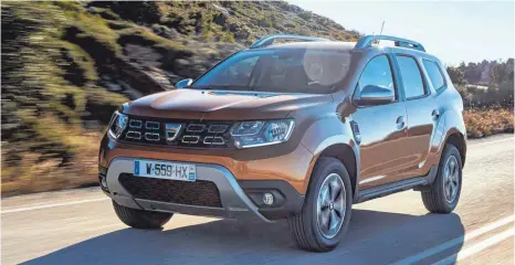  ?? FOTOS: DACIA ?? Veredelt: Mit Chrom im Kunststoff­grill und LED-Leisten für das Tagfahrlic­ht will der neue Duster Eindruck schinden.