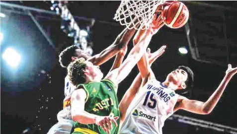  ??  ?? AJ Edu and Kai Sotto go for the rebound against an Australian player.