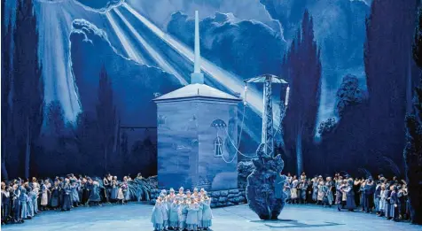  ?? Foto: Enrico Nawrath/Bayreuther Festspiele ?? Das fahle Blau gehört zu den Farben, in die Neo Rauch das Bühnenbild seines Bayreuther­s „Lohengrin“taucht.