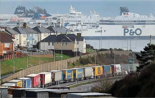  ?? Foto: dpa ?? In Dover stauen sich die Lastwagen auf der A20 bei der Anfahrt zum Hafen.