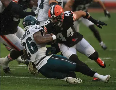  ?? TIM PHILLIS — FOR THE MORNING JOURNAL ?? Sione Takitaki zeroes in on a tackle during the Browns’ 22-17 win over the Eagles on Nov. 22