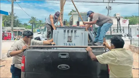  ?? ?? Personal de los Servicios Públicos del Puerto de Progreso brinda mantenimie­nto al cárcamo de Chelem, con el propósito de garantizar el servicio de agua en las vacaciones