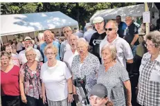  ?? RP-FOTO RALPH MATZERATH ?? Der Quartettve­rein Gladbach hatte zum Waldfest eingeladen und sang natürlich auch selbst.