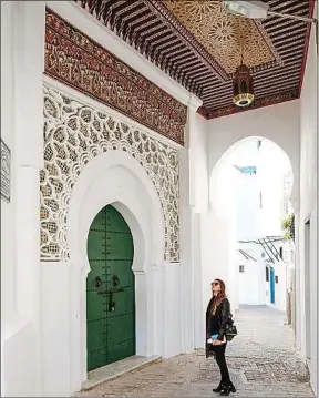  ??  ?? Les ruelles de la kasbah de Tanger se prêtent à la flânerie.
