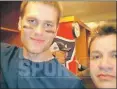  ??  ?? Mauricio Ortega, con Tom Brady en imagen de 2005 que circuló ayer en los medios