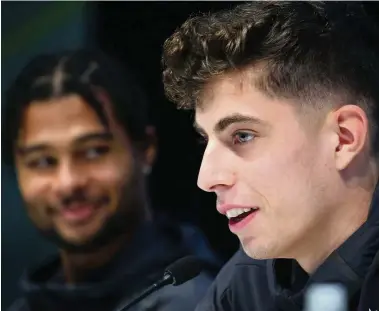  ?? FOTO: CHRISTOF KOEPSEL/GETTY IMAGES ?? Haben bei einer Pressekonf­erenz viel Freude: Serge Gnabry (links) und Kai Havertz.