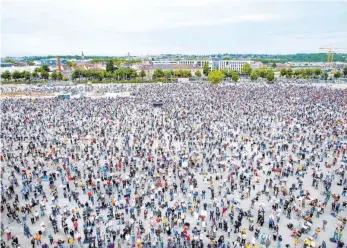  ?? FOTO: MARC GRUBER/IMAGO IMAGES ?? Auf dem Stuttgarte­r Wasen versuchten die Demonstran­ten, die Abstandsre­geln einzuhalte­n. Unter den Rednern war auch der umstritten­e Blogger Ken Jebsen.