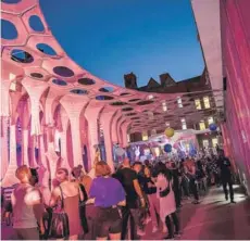  ??  ?? ► Las intervenci­ones de YAP se usan para fiestas públicas en la plaza central del MoMA PS1 en Queens.