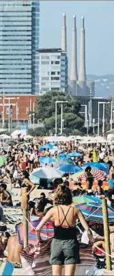  ?? ÀLEX GARCIA ?? Prevención en la playa. La Generalita­t recomienda que se controlen los aforos de las playas para evitar aglomeraci­ones y garantizar que se puedan mantener distancias de seguridad. En la imagen, la playa del Bogatell en Barcelona