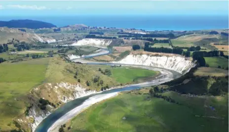  ?? SHERRI HAIGH PHOTOS FOR THE TORONTO STAR ?? The helicopter ride to fishing spots along the Ruakituri River offers a stunning view of the Hawke’s Bay region of New Zealand.