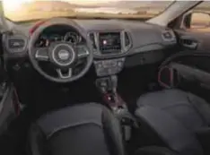  ?? |JEEP ?? El interior está sumamente cuidado para ofrecer comodidad en viajes largos pero también la mejor conectivid­ad y entretenim­iento dentro de su categoría.