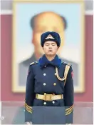  ?? Foto: Reuters / Damir Sagolj ?? Ein Soldat der chinesisch­en Armee bewacht Maos Porträt.