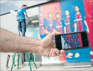  ?? JOSEP LAGO / AFP ?? Un operari redecora els voltants de l’estadi, ja sense la imatge de Neymar