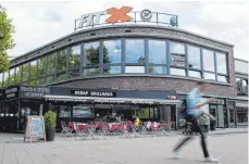  ?? FOTO: DPA ?? Früher das „Café Leon“, heute ein Grillhaus: Hier hielt sich Erich Kästner gerne auf und beobachtet­e Menschen.