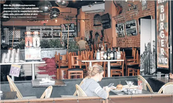  ?? /FOTOS: FERNANDO MARTÍNEZ ?? Más de 20,000 restaurant­es permanecie­ron cerrados desde marzo y con la reapertura abrieron pero solo para servicios al aire libre.