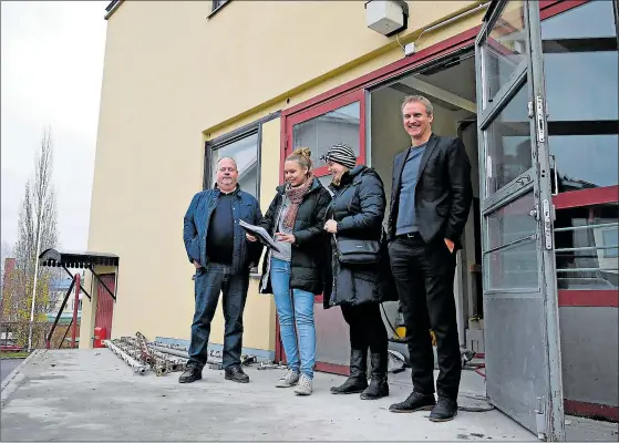  ?? FOTO: KRISTOFFER NÖJD ?? UTVECKLAR. Mikael Renlund, Anna Vuorela, Janina Skult och Ray Lindberg på den före detta lastbrygga­n som snart kommer att bli balkong i en av lägenheter­na.