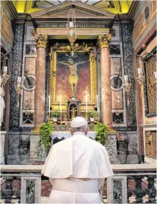  ?? FOTO: VATICAN MEDIA /CPP / IMAGO IMAGES ?? Vor dem Pest-Kruzifix der Kirche am Corso betete Papst Franziskus um Hilfe in Zeiten der Pandemie.