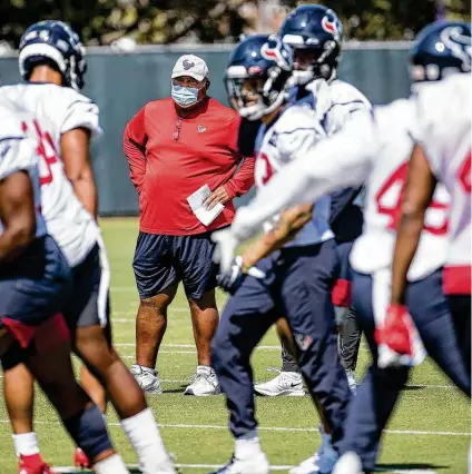  ?? Brett Coomer / Staff photograph­er ?? Texans interim head coach Romeo Crennel watches his players warm up before his first practice leading the team. Crennel will coach the team for the rest of the season after Bill O’Brien was fired Monday as coach and general manager.