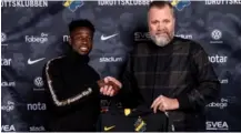  ?? Foto: BILDBYRÅN ?? Ebenezer Ofori presentera­s av AIK:s Björn Wesström. Är det årets värvning?