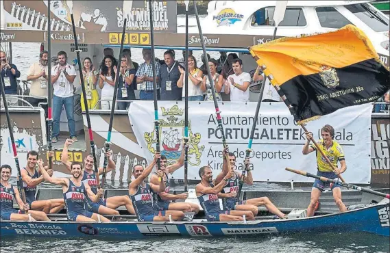  ?? FOTO: EFE ?? De amarillo Gorka Aranberri luce el maillot amarillo de líder de la Liga San Miguel en la celebració­n de la Bandera de Portugalet­e ganada ayer por Urdaibai