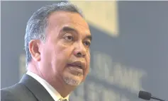  ??  ?? Amiruddin delivering his speech during the Global Islamic Finance Forum 2018 at Sasana Kijang yesterday. — Bernama photo