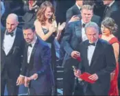  ?? REUTERS ?? Martha Ruiz (right, in red) and Brian Cullinan (upper right) on stage during the Oscars best picture mixup