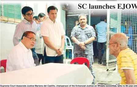  ??  ?? Supreme Court Associate Justice Mariano del Castillo, chairperso­n of the Enhanced Justice on Wheels committee, talks to 86-year-old inmate Efren de la Cruz during the launch of the EJOW at the Navotas City Jail Friday. Looking on are Mayor John Rey...