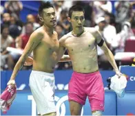  ?? MOHD RASFAN/AFP ?? RIVAL ABADI: Lin Dan (kiri) merangkul Lee Chong Wei setelah final Malaysia Open di Kuching (9/4/2017). Di luar lapangan, mereka bersahabat baik.