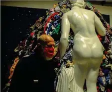  ??  ?? L’opera «Venere degli stracci» con l’autore, Michelange­lo Pistoletto