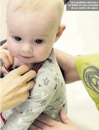  ?? EL PERIÒDICO ?? Una pediatra atiende a un bebé en una consulta de un centro de salud.