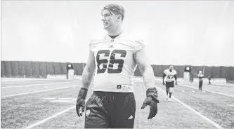  ?? JASON FRANSON
THE CANADIAN PRESS ?? Ottawa Redblacks’ Nolan MacMillan practises in Edmonton on Wednesday in preparatio­n for the Grey Cup.