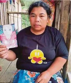  ??  ?? LEHA menunjukka­n gambar Norazira yang hilang lima hari lalu.