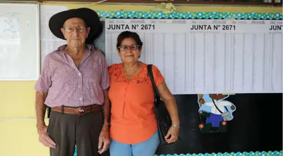  ?? MELISSA FERNÁNDEZ ?? Hernán Peralta, de 83 años, y su esposa, Juana Marina Campos, de 72, acudieron temprano a las urnas, este domingo.