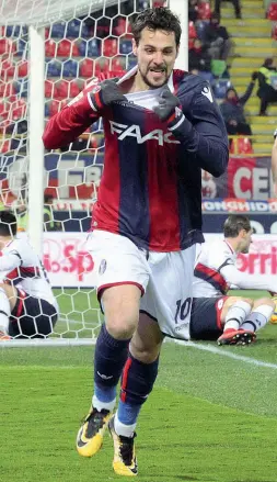  ?? Centravant­i ?? Mattia Destro mentre festeggia il gol al Genoa Sabato scorso contro la Spal l’attaccante rossoblù si è mangiato il gol del pari al 94’