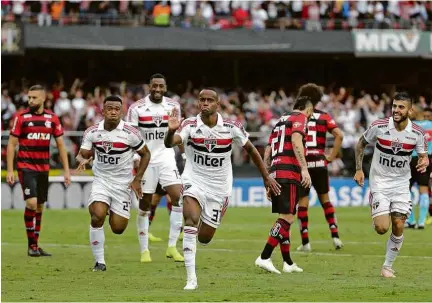  ??  ?? Meia-atacante Helinho comemora após marcar o segundo gol do São Paulo no Morumbi
