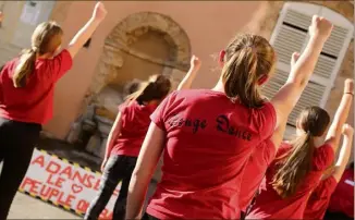  ?? (Photo Hélène dos Santos) ?? Les élèves de l’école Bouge danse préparent une chorégraph­ie pour la manifestat­ion toulonnais­e. Ce qui ne rattrapera pas l’annulation du spectacle l’année dernière.