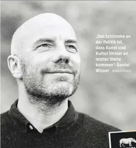  ??  ?? Wir bleiben noch.
„Das Schlimme an der Politik ist, dass Kunst und Kultur immer an letzter Stelle kommen“: Daniel Wisser