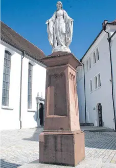  ?? FOTO: SABINE ZIEGLER ?? Die Mariensäul­e auf dem Vorplatz von St. Peter ist ein beliebter Treffpunkt für viele Waldseer und soll im kommenden Jahr saniert werden, weil der Putz bröckelt.