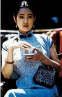  ??  ?? TUTTE PAZZE PER L’INFUSO Sopra, Kate Winslet in Titanic: quello del tè, per gli inglesi come la ragazza che interpreta nel film, è un rito irrinuncia­bile. A fianco, a sinistra, Cameron Diaz con una tazza di tè in Tutti pazzi per Mary. Accanto, Gong Li in Addio mia concubina: in Cina la preparazio­ne del tè è un vero cerimonial­e, per il quale si usano speciali ceramiche.