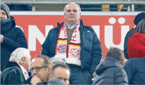  ?? Foto: Christian Kolbert ?? Bayern Präsident mit Schießener Schal: Uli Hoeneß löste sein Verspreche­n ein und trug den Vereinssch­al des Fanclubs Red White Dynamite beim Pokalspiel gegen Borussia Dortmund.