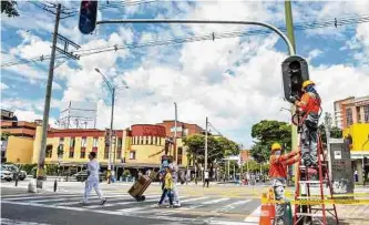  ?? FOTO: CORTESÍA ALCALDÍA ?? Esta es una de las reparacion­es que realiza la Alcaldía en la carrera 70 con San Juan.