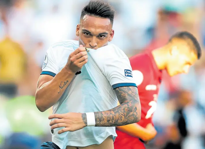  ?? Ap ?? Lautaro Martínez empujó a la Argentina con determinac­ión y con su gol, el que abrió la victoria frente a los venezolano­s