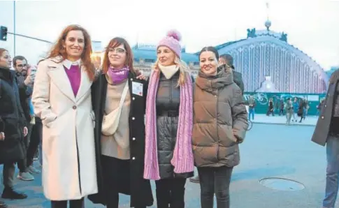  ?? // ISABEL PERMUY ?? De izquierda a derecha la ministra Mónica García, Elizabeth Duval, Yolanda Díaz y Sira Rego