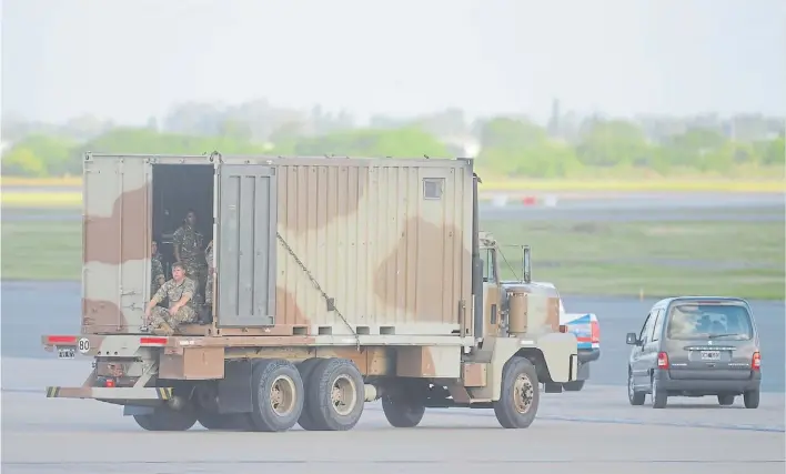  ?? JUANO TESONE ?? Dispositiv­o. Uno de los camiones de las fuerzas armadas ayer en Ezeiza custodian el aeropuerto por la llegada del presidente francés Emmanuel Macron.