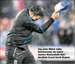  ??  ?? Zog seine Mütze voller Anerkennun­g vor seiner starken Mannschaft: Huddersfie­ld-Coach David Wagner.