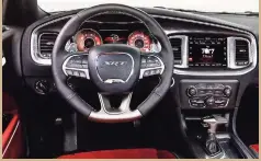  ??  ?? Uno de los aspectos más atractivos del habitáculo del Dodge Charger SRT Hellcat 2016 es su cuadro de instrument­os, totalmente analógico y con detalles en color rojo, que acentúan su carácter deportivo